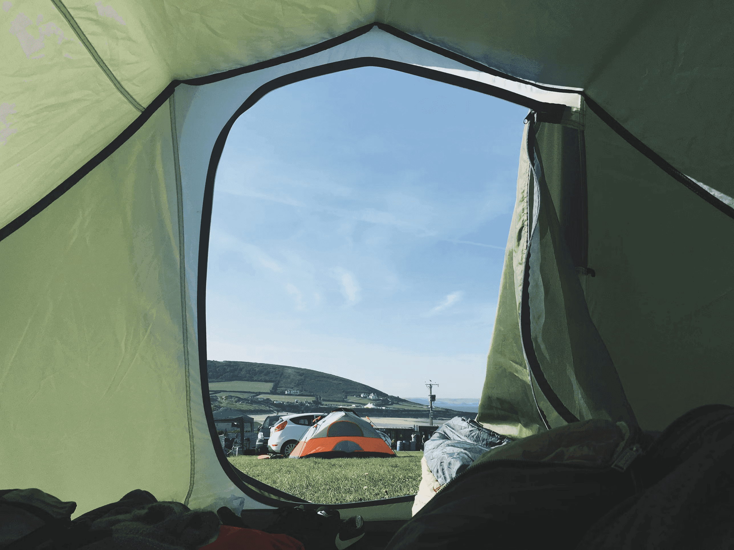 Caravan in een groen heuvellandschap