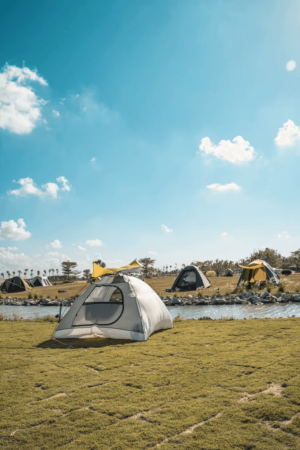 Tenten op een camping aan het water
