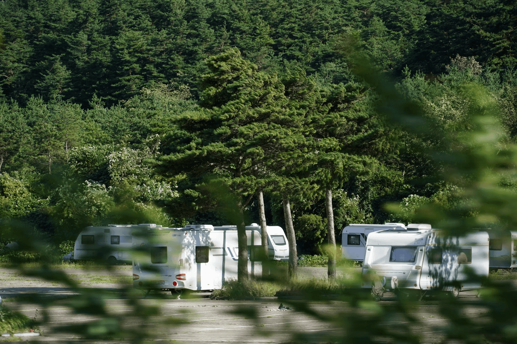 Heuvellandschap met een caravan