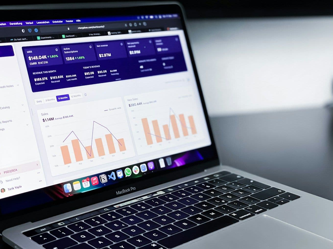Dashboard met boekingsgegevens op een laptop
