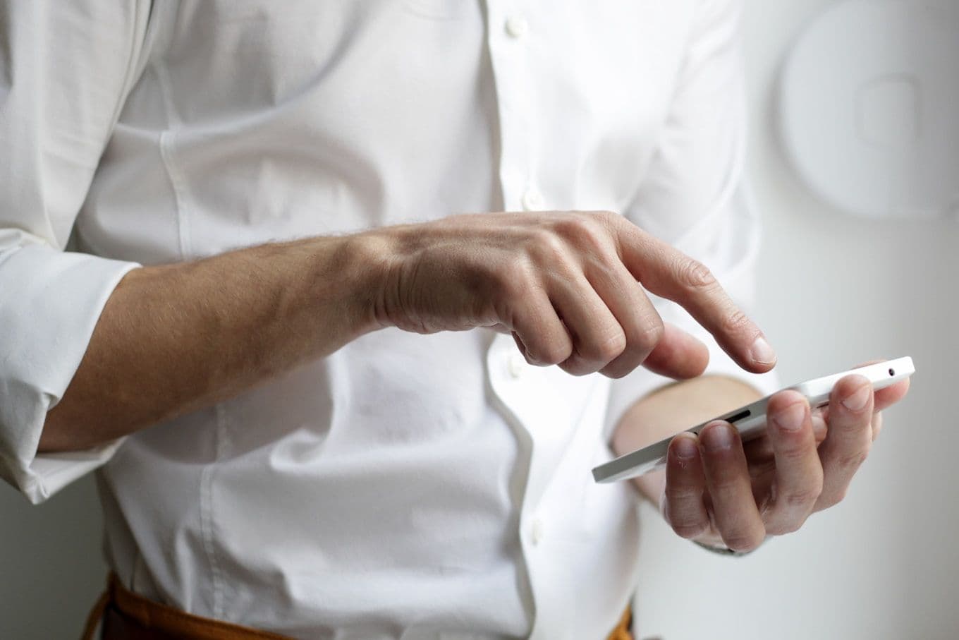 Persoon typt een bericht op een smartphone